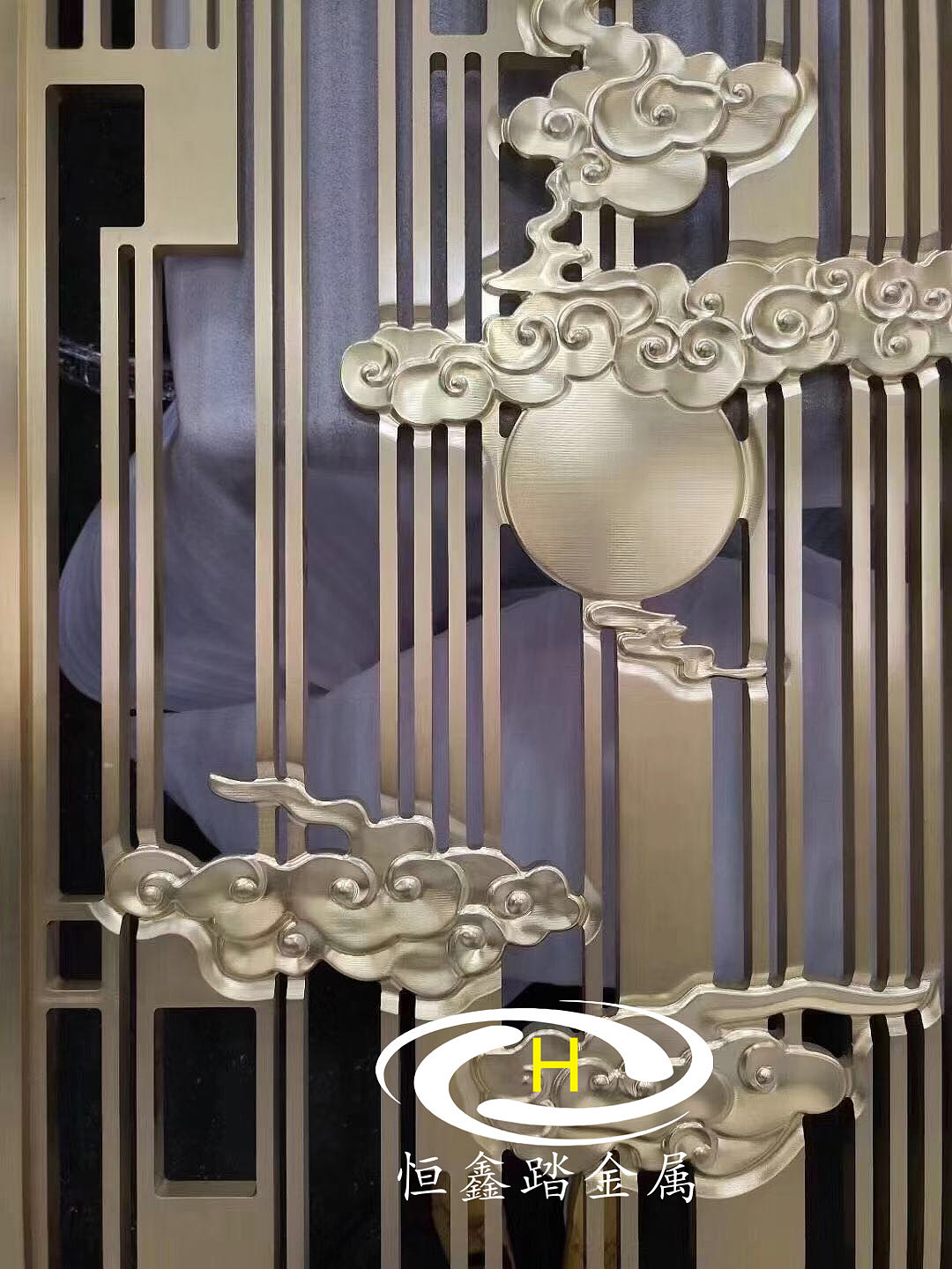铝艺镀铜双面浮雕屏风祥云立体浮雕隔断背景墙呈现底蕴
