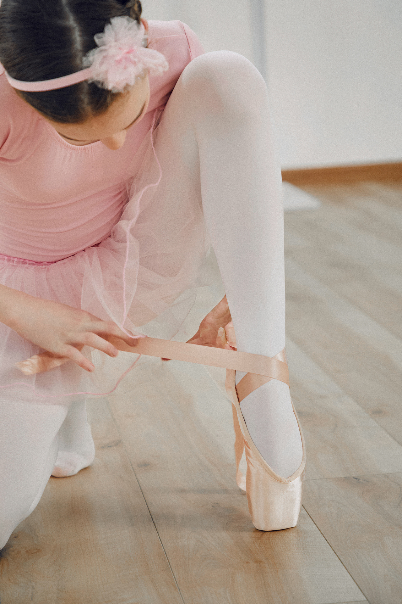可爱的芭蕾舞小女孩把腿放在芭蕾舞吧上伸展身体视频特效素材-千库网