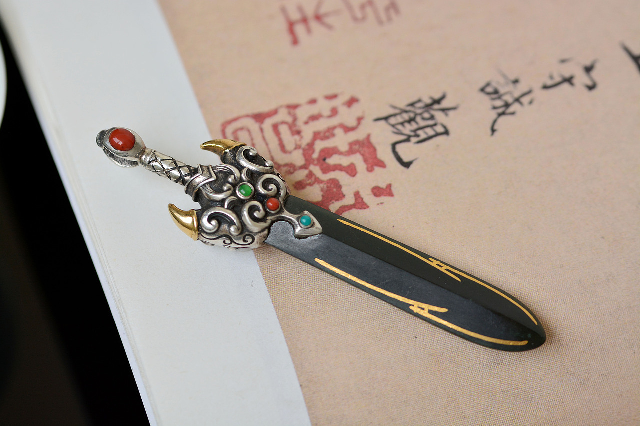 设计师作品|墨翠鱼肠吊坠