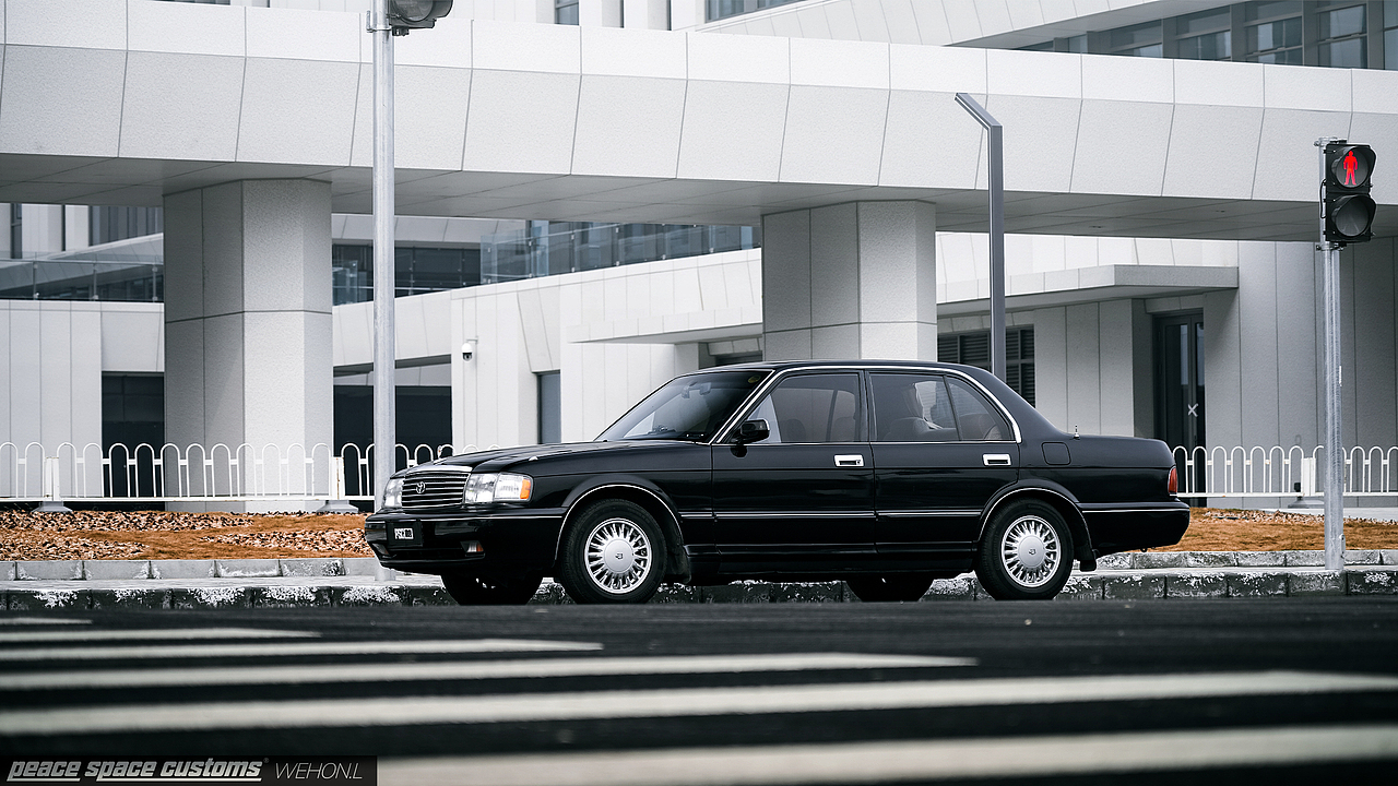 汽车摄影丰田皇冠133