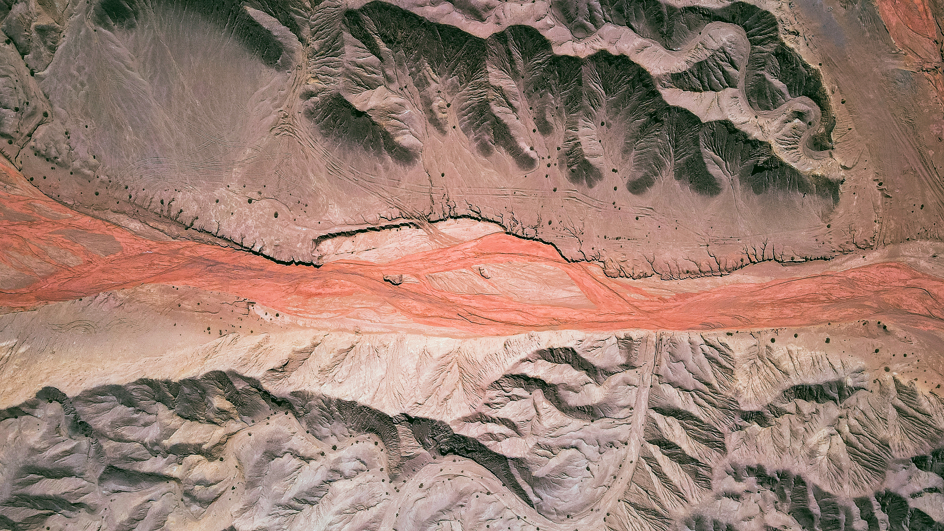 大地之血的航拍与特写