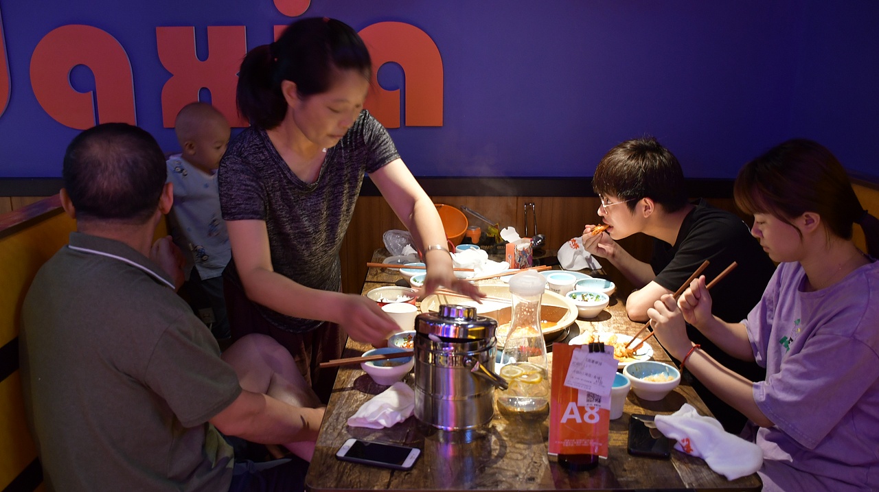 阿味大虾火锅连锁餐饮旗舰店实景拍摄 - 连锁加盟品牌（图ZMTcyNDg5OTY4） - 人像摄影 - 站酷设计师英皇视觉原创素材 - 站酷ZCOOL