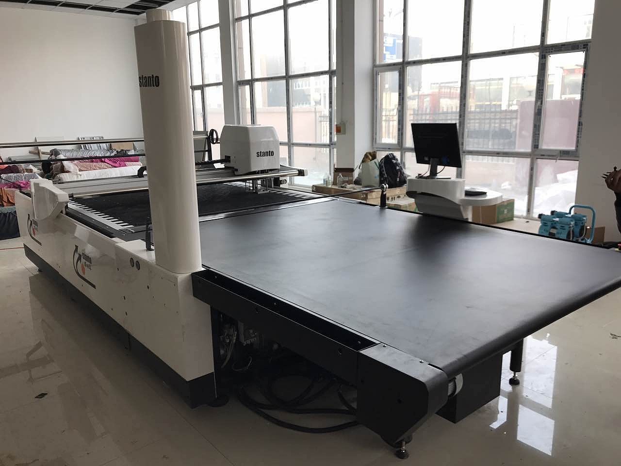 服装裁剪自动化裁床cad排版大型自动化服装设备