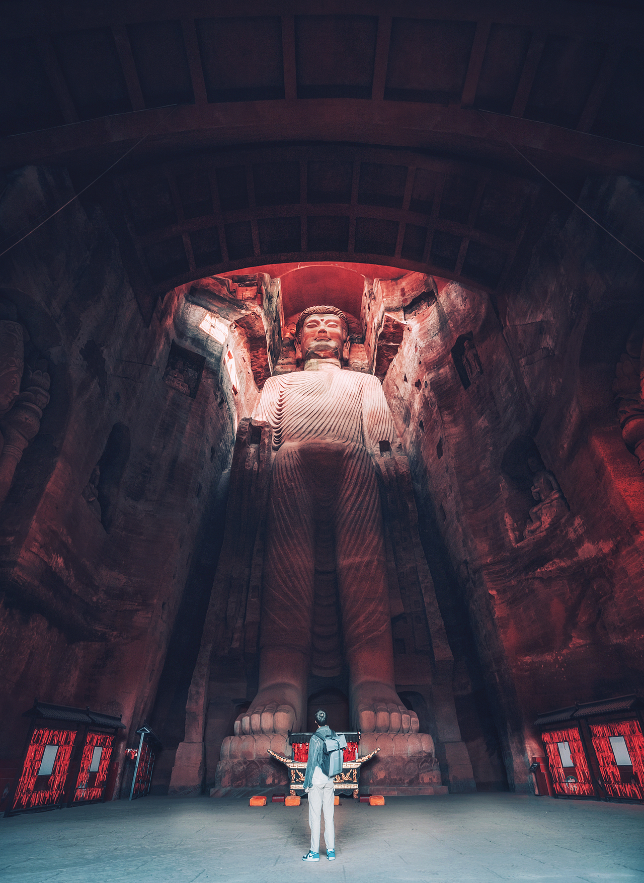 佛说,要有光乐山万佛洞,地宫重庆千佛寺,古老的建筑与背后的朝天门