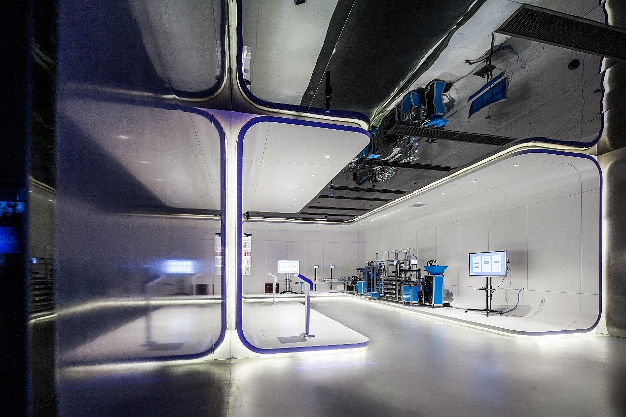 成功客户与发展历程展区 是一个让参观者慢下来回顾金蝶企业历程的区域。显示屏设计为复古杂志风,将跟随参观者的脚步自动变换出对应历史节点的事件,与此同时奏出一段《金蝶之歌》的乐章。参观者目光下落便能看到摆放在对应时间段金蝶相应的硬件产品。
<br>屏幕视角、展柜视角和感应设备都根据人体工程力学的原理让互动在最舒适的情况下发生,参观者只需要尽情体验充满玩趣的互动效果,感受随时间推移金蝶的产品的不断升级革新。