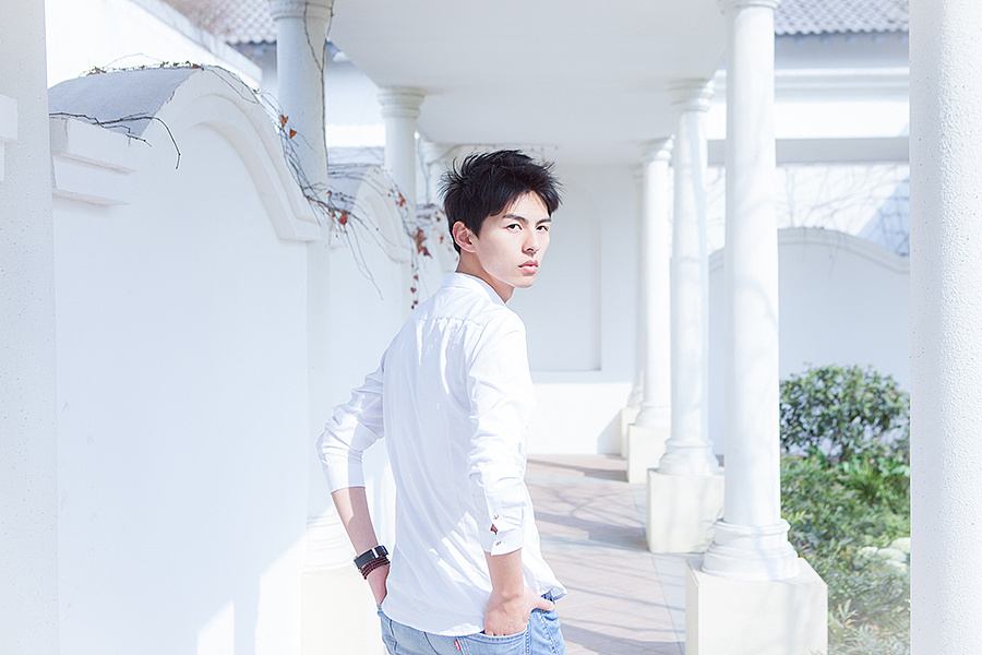 阳光下他穿着白衬衫