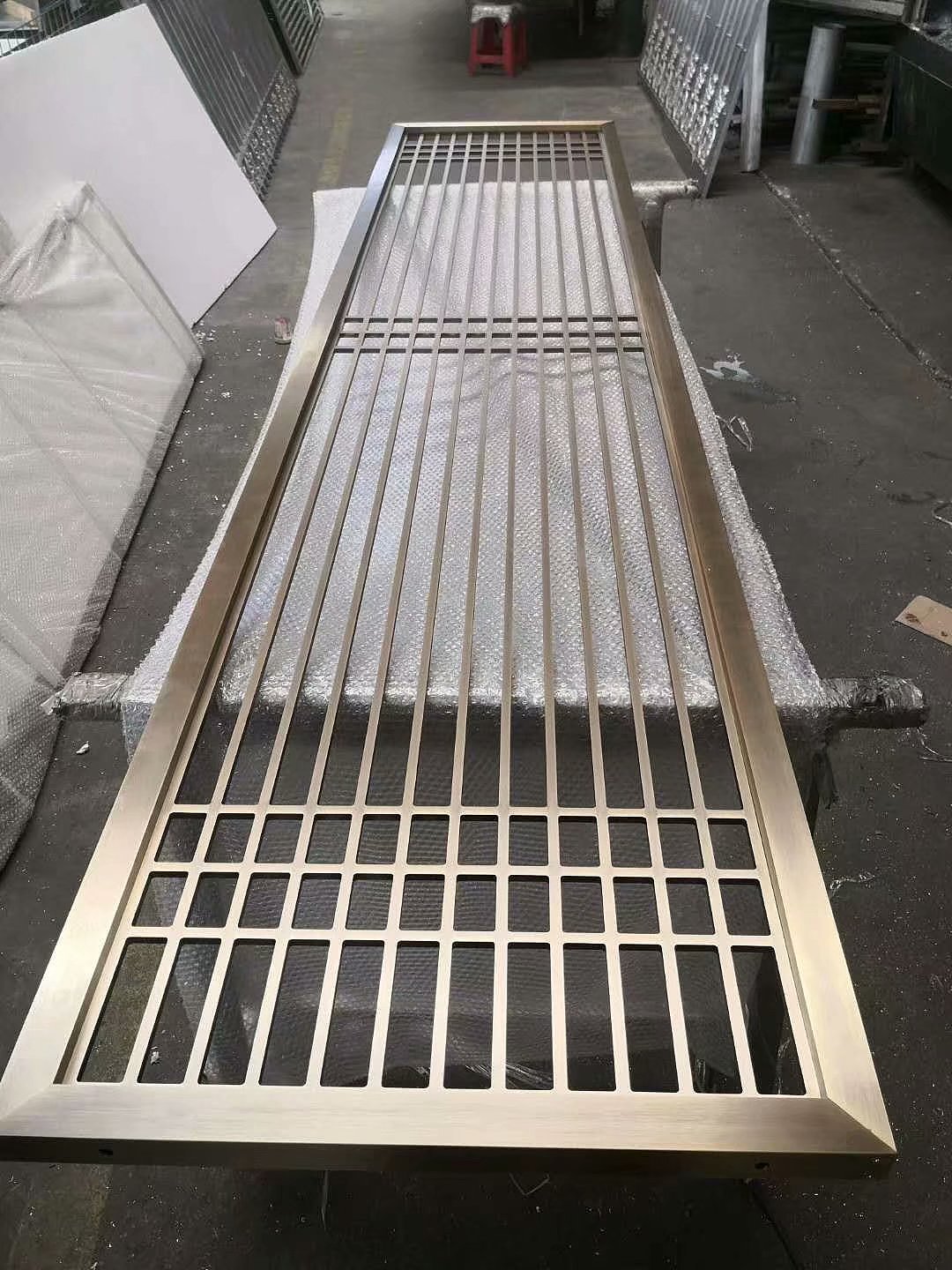 仿铜拉丝不锈钢焊接花格屏风传递着时尚的气息（图ZMjQ3MzExODc2） - 家装设计 - 站酷设计师锢雅18566019743原创素材 - 站酷ZCOOL