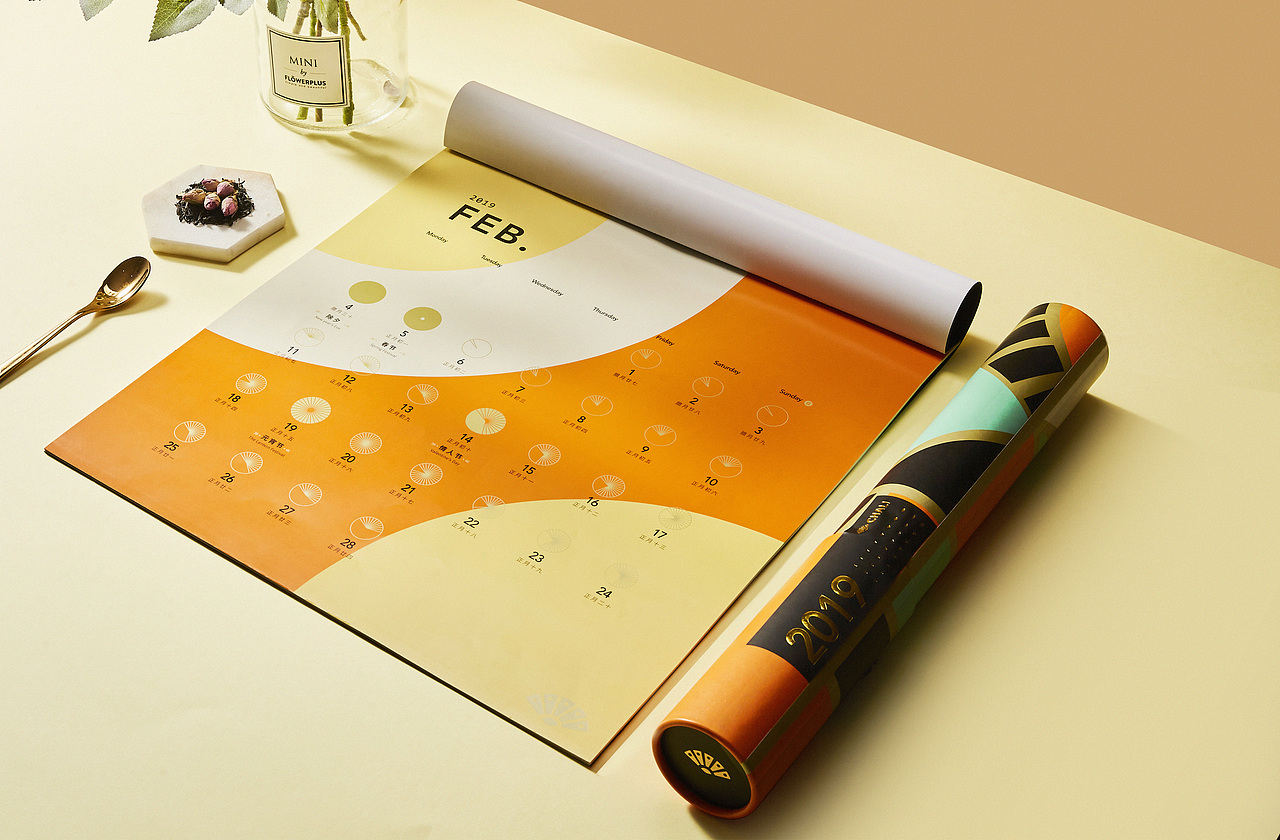 将茶里扇子开合的延展图形与阴历的月相相结合，月相根据阴历循环变化（新月-峨眉月-上弦月-盈凸-满月-亏凸-下弦月-残月-新月）。
这款别样的年历区别于常规的方形日历的包装形式，将月历海报卷起装于筒中，便于包装运输。而品牌Logo以及2019年份信息以封口标签的形式呈现。