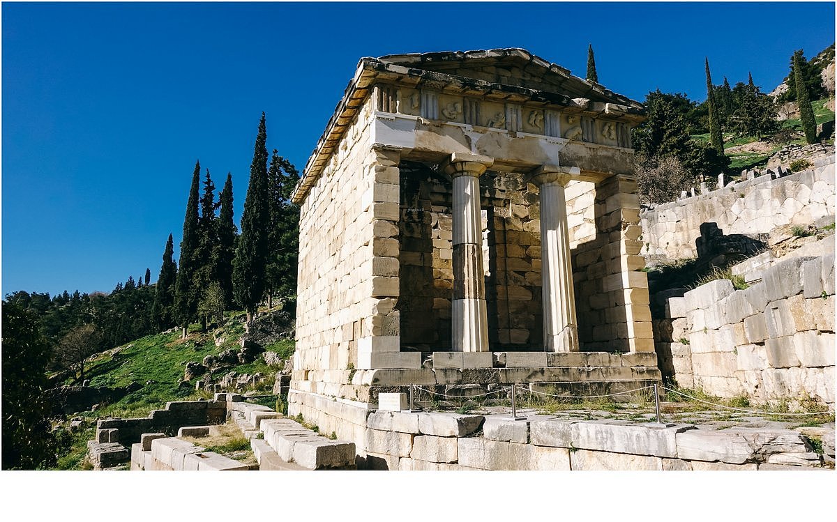 044:在德尔菲的废墟之上有一座复原的小珍宝馆.