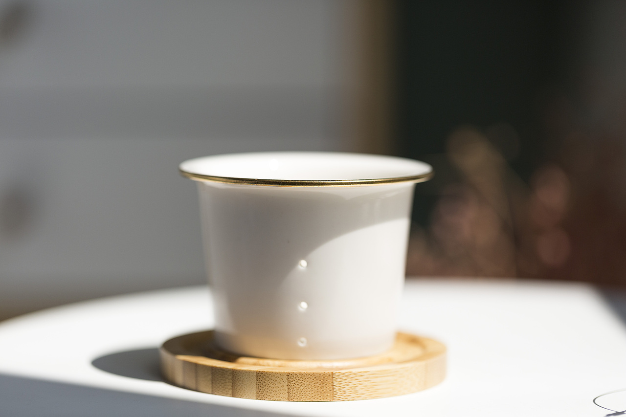 用自然光拍摄的水杯