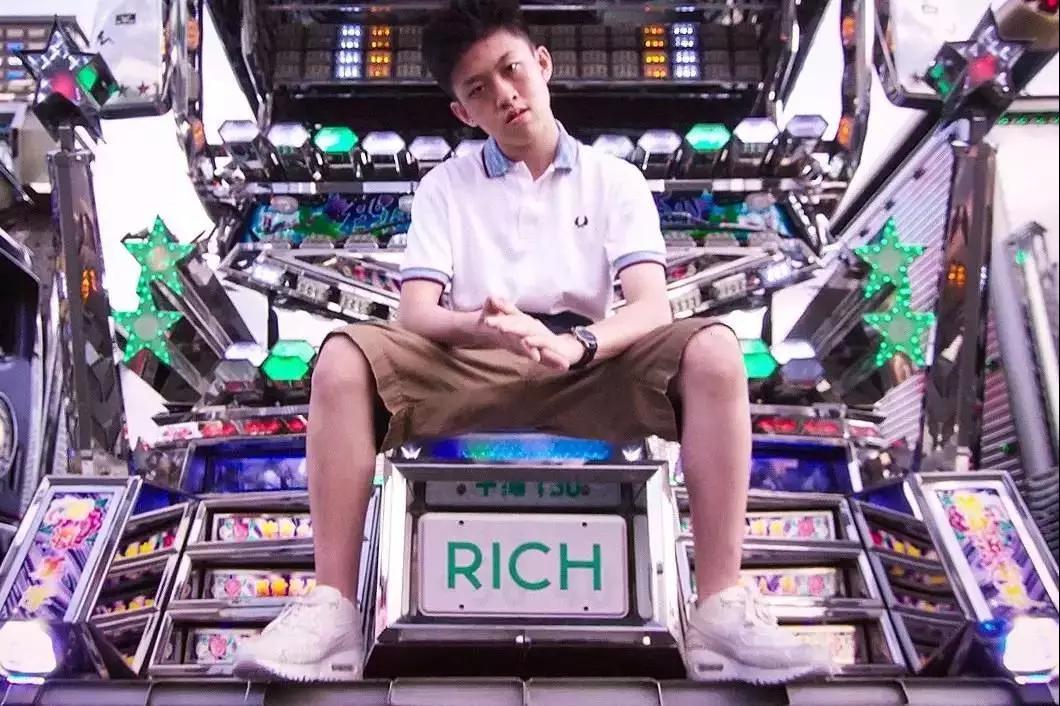 2016年,印度尼西亚华裔说唱歌手rich brain的一首《dat $tick》在you