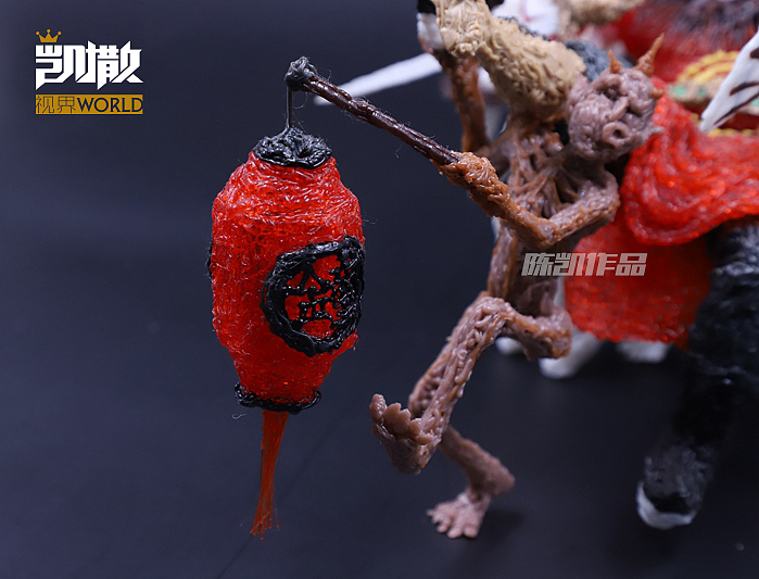 2、扇子鬼
<br>一面死命抬着钟馗的另一条大腿,一面还满面春风谄媚陪笑着给老大扇着扇子。白纸扇上四个字表明了钟馗始终坚守的理念——浩然正气!