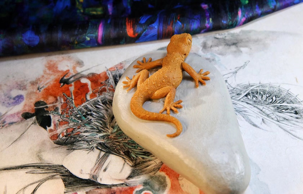 松花石俏色写实壁虎摆件