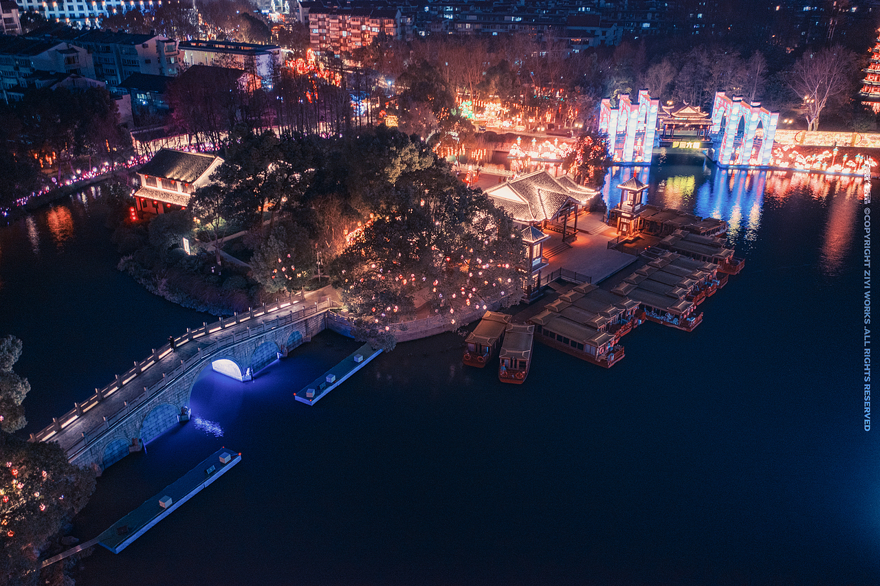 《白鹭洲花灯，2021》（图ZMjQyNzI5NDI0） - 风光摄影 - 站酷设计师摄影师子意原创素材 - 站酷ZCOOL