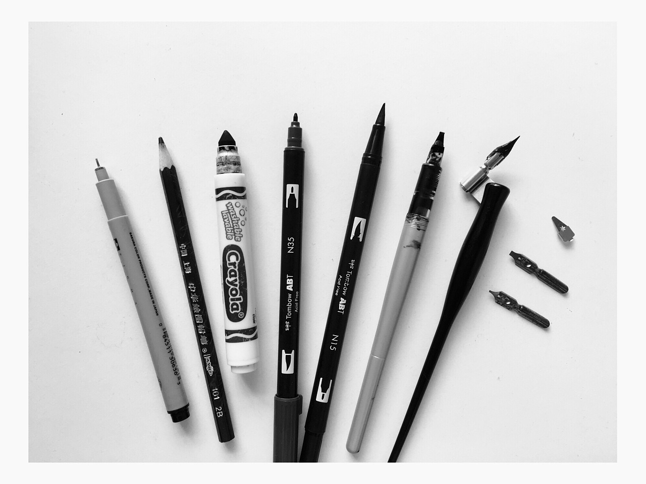 从左往右依次是0.25的樱花笔，2B，美国绘儿乐12色可水洗粗头水笔，Tombow dual brush pens，百乐平行笔2.4mm，淘宝的两用蘸水笔，塑料杆，点尖一只，平尖两只，储墨器一个