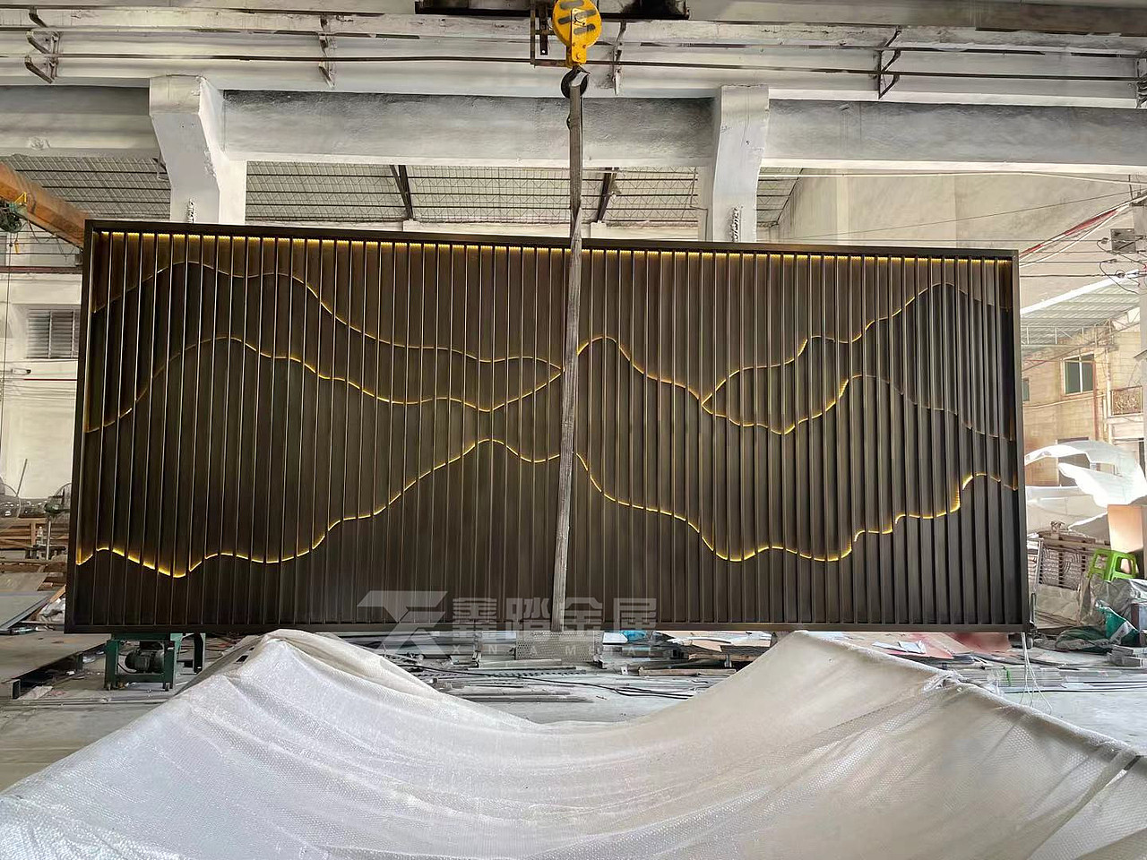 户外景墙发光山峦造型不锈钢格栅 中式不锈钢山形屏风