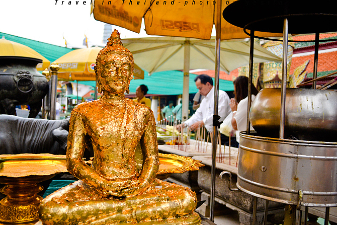 贴金箔,哪里不舒服,贴哪里。贴背防小人,贴脚板底,步步高升