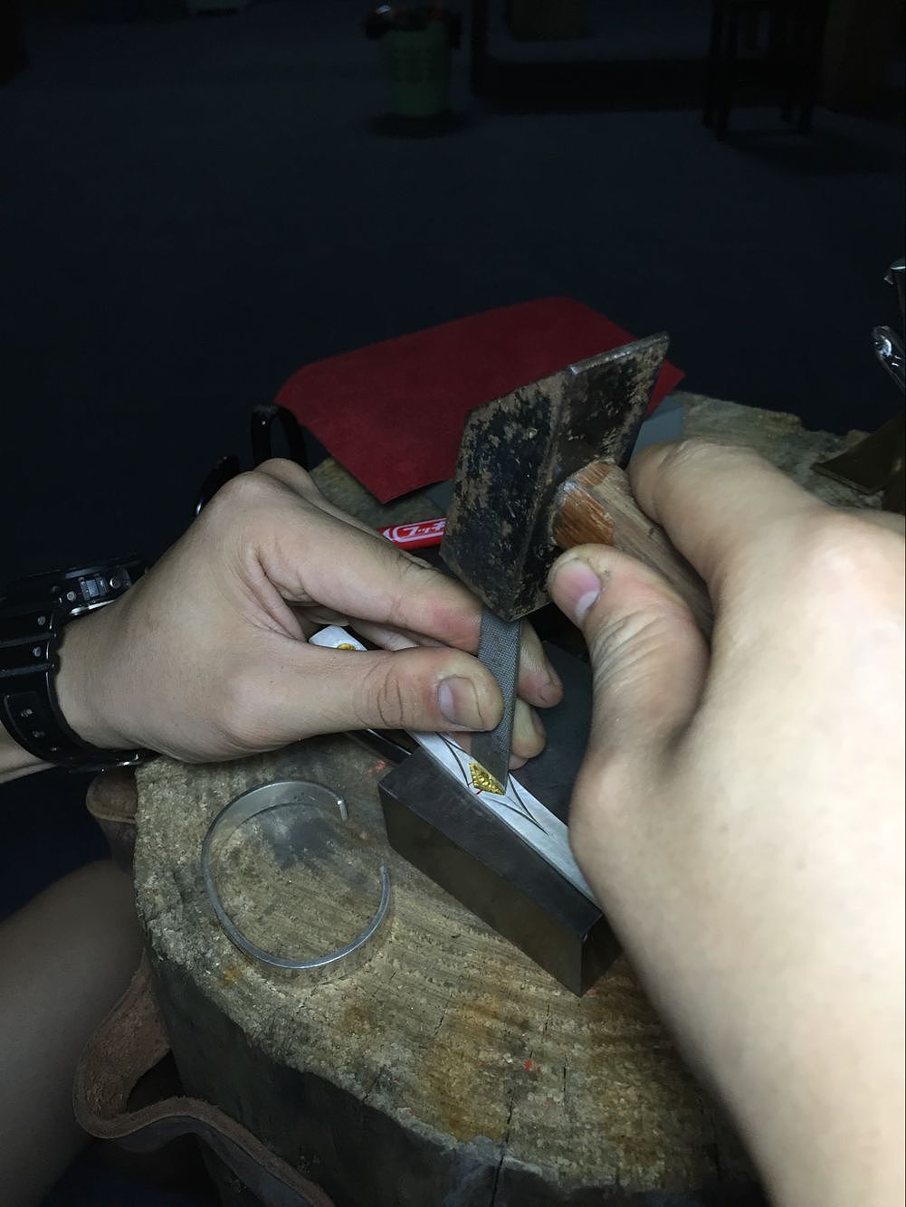 相继用磨好的錾刀錾刻(錾刀可以在网上定制,作品的錾刀都是由本人亲手磨制的)