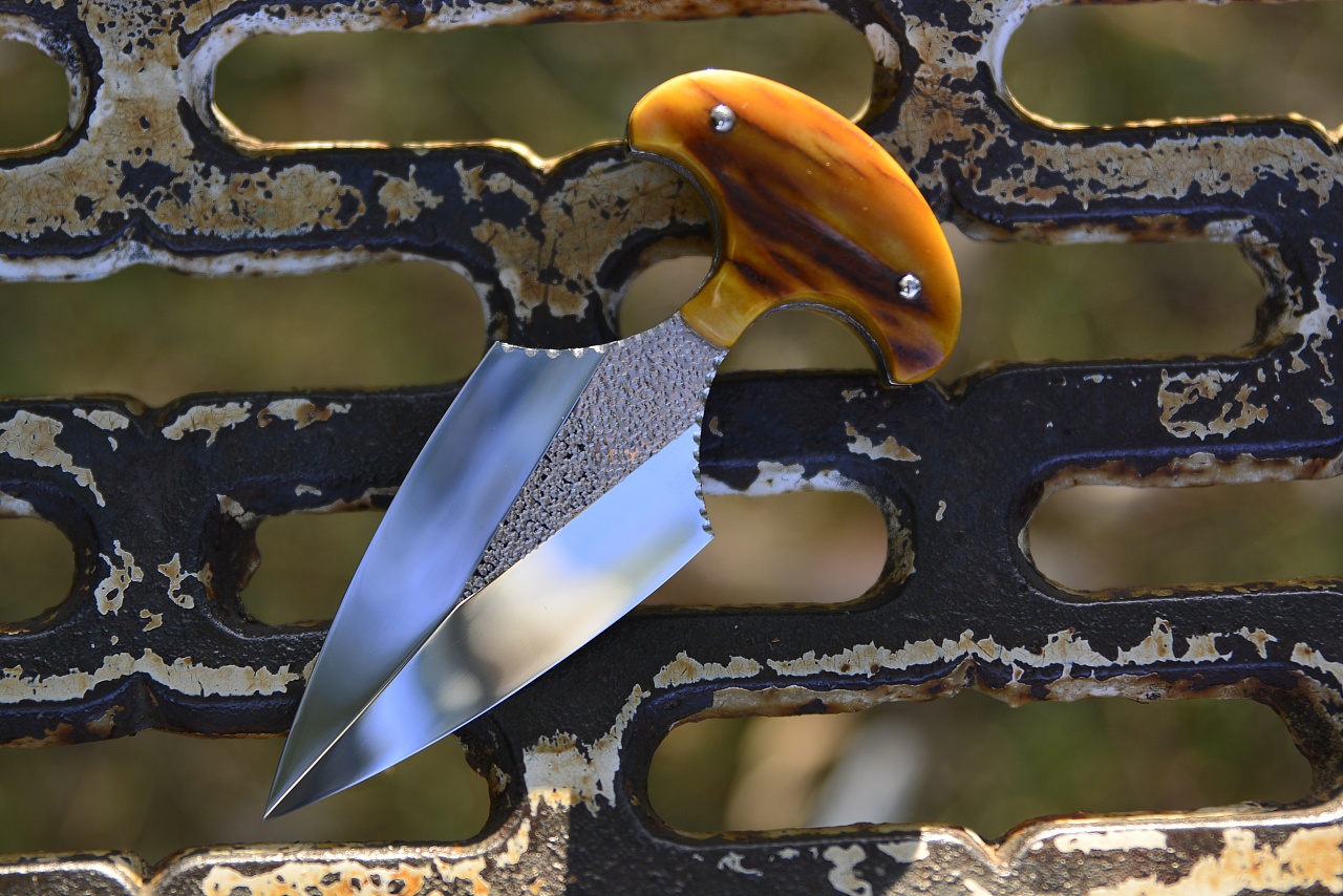 rwl34钢材的一把手刺 柄为染色水鹿角贴片……_一石手工-站酷zcool