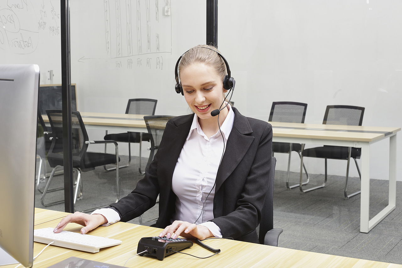 客服办公电话耳机产品--外模场景图