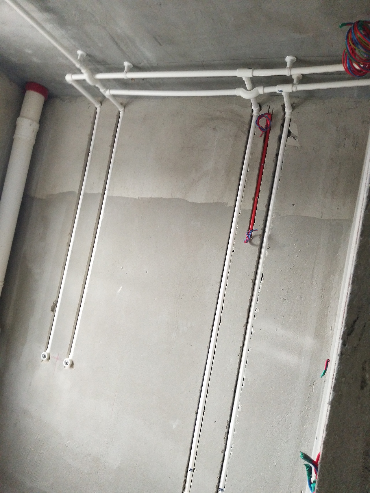 施工的主要内容是敷设电线或电缆的展放,连接及固定.