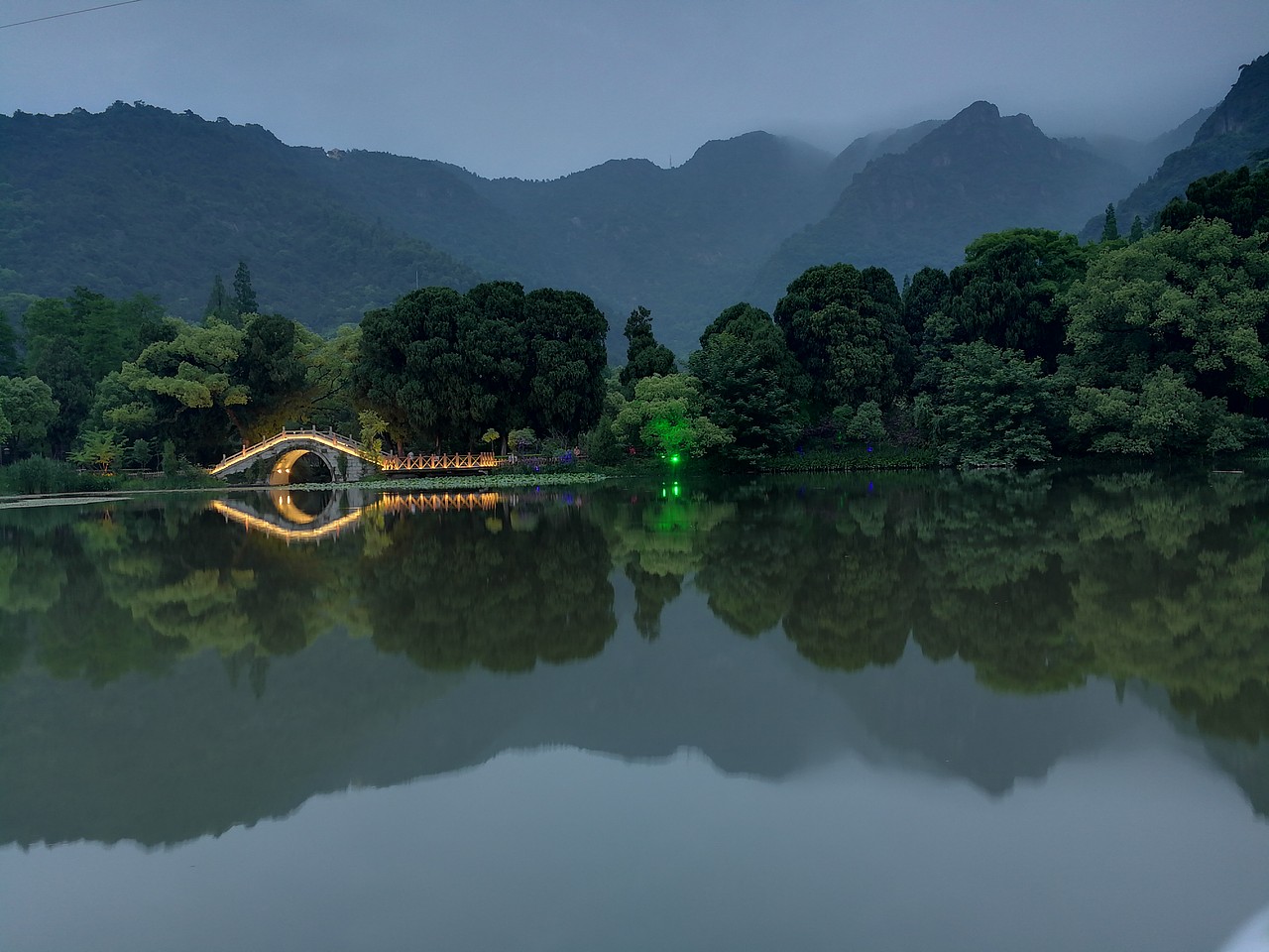 九峰山下碧湖畔（图ZMTYyMjEzMTQ0） - 风光摄影 - 站酷设计师小合子设计原创素材 - 站酷ZCOOL