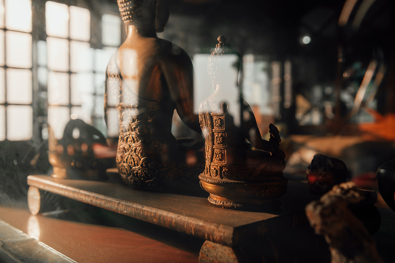 佛像端坐在薄暮时分的光影里,优雅而克制.