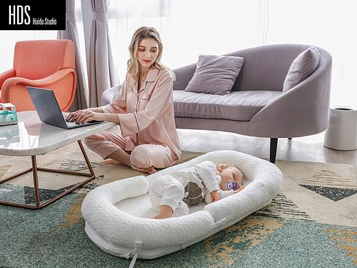 脚踏钢琴婴儿床中床模特拍摄