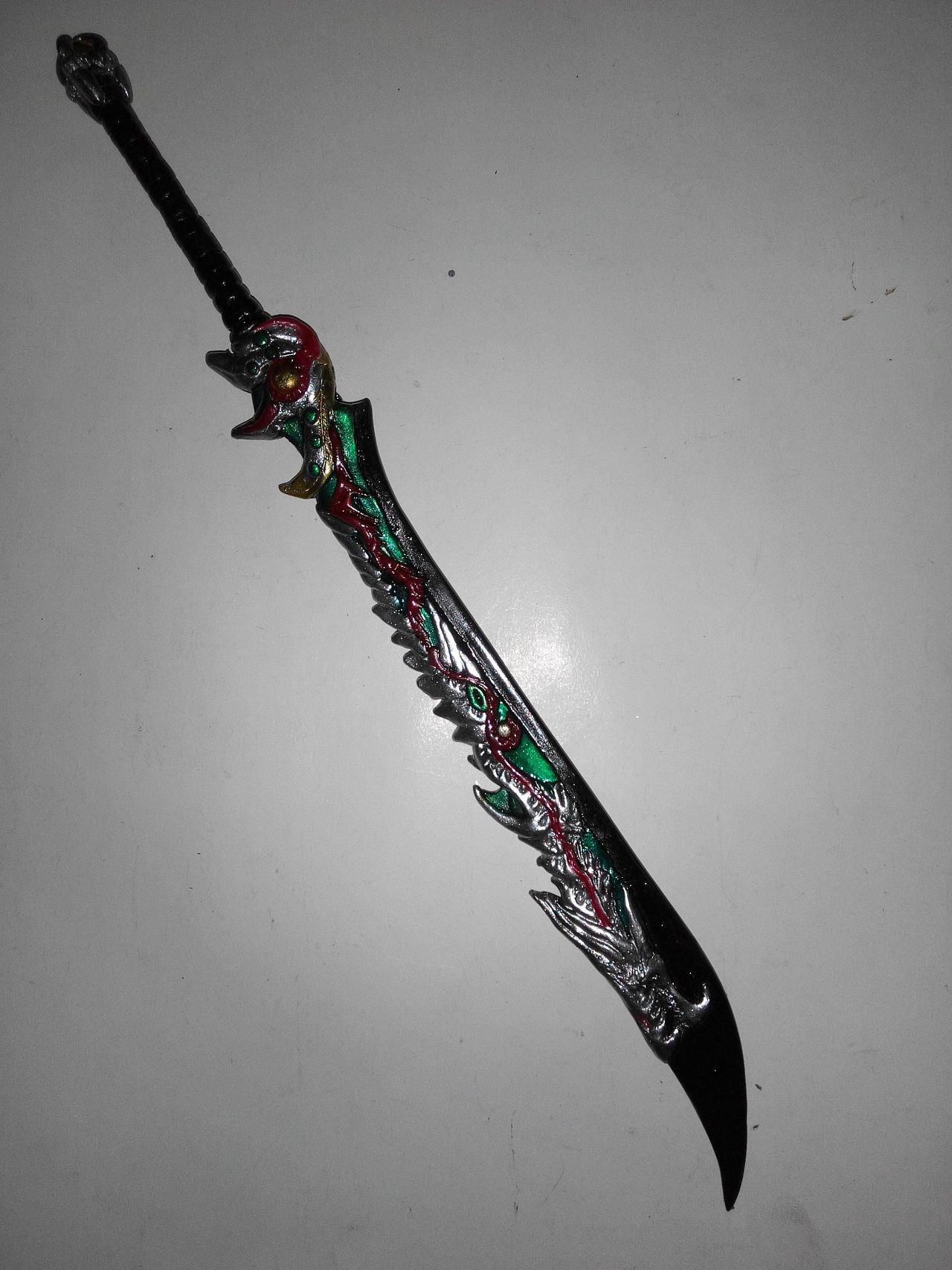 刀身覆盖以恶龙骸骨为支架,黑色锐锋吞噬鲜血与生命,刀颚金色龙核魔心