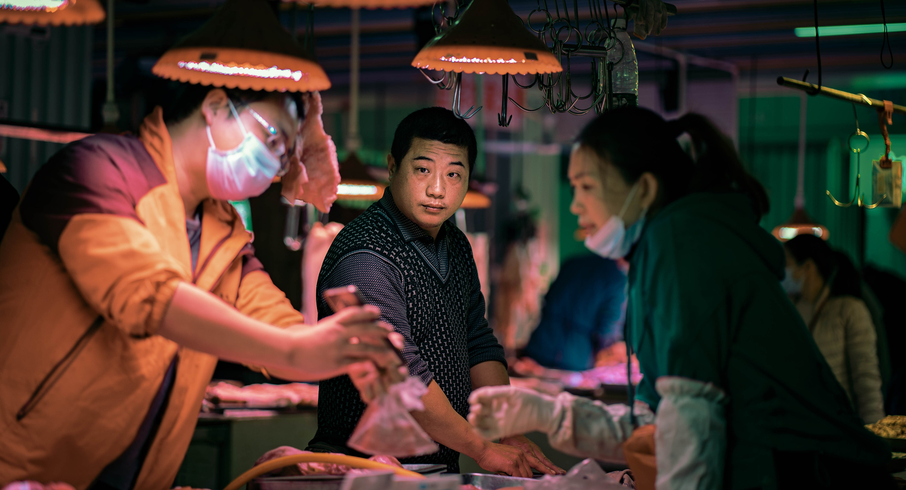 新手挡,深圳街拍《菜市场的卖肉人》