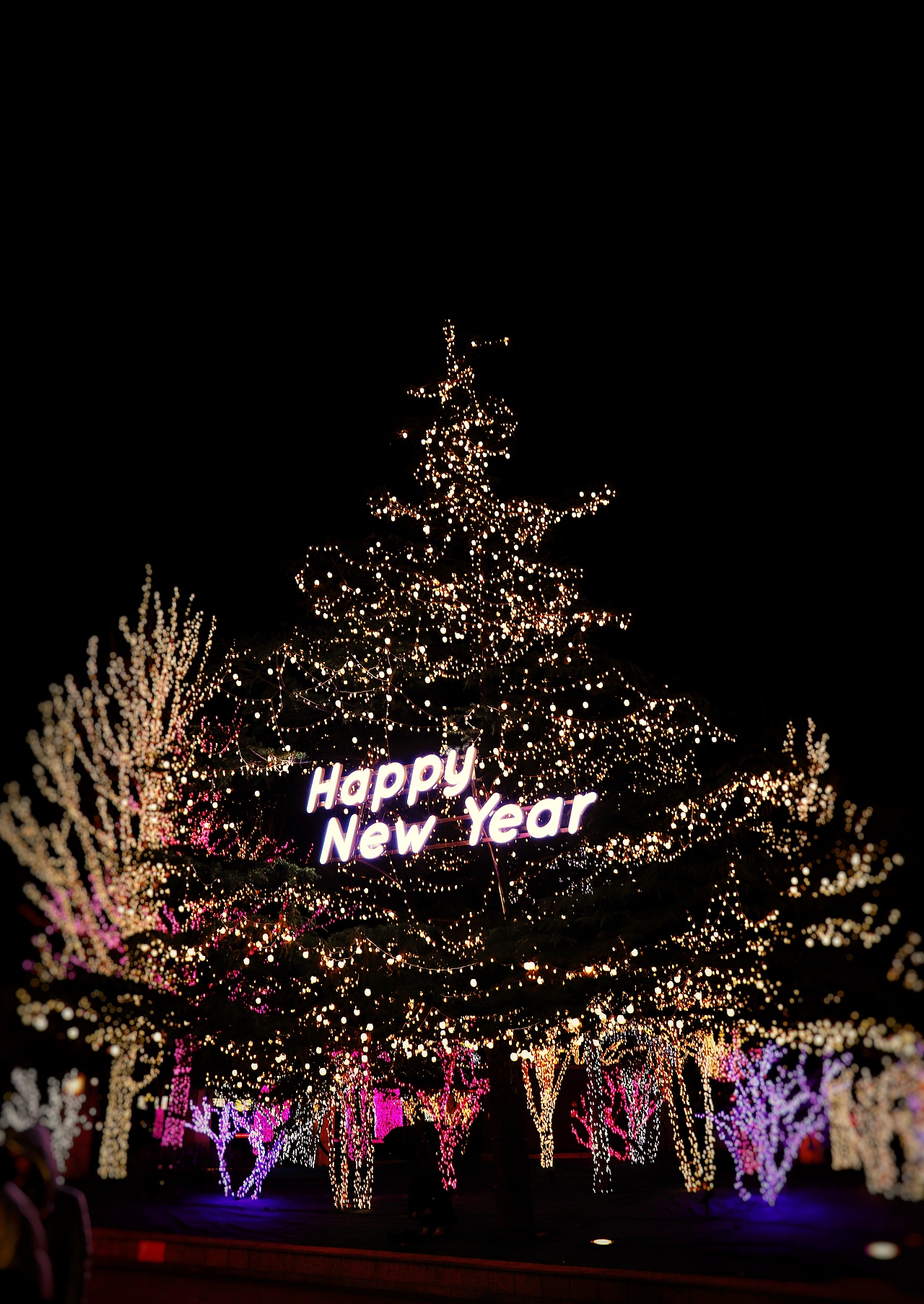 布置的不走心的蓝色港湾灯光节