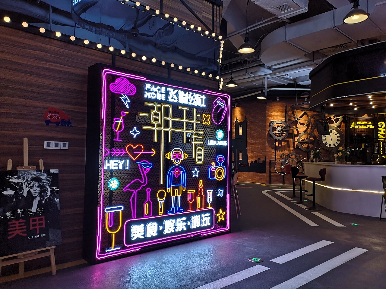 华远facemore电梯口霓虹灯