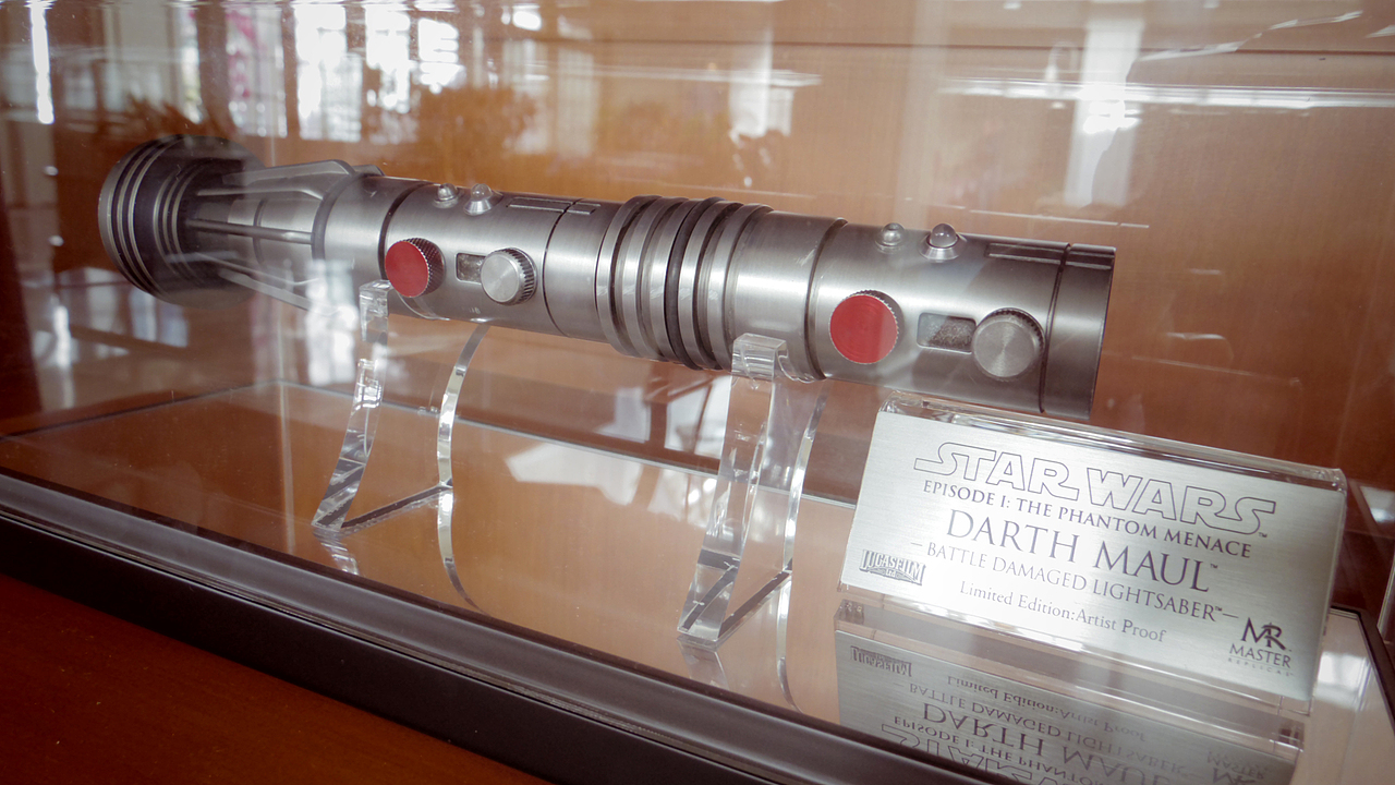 有一把激光剑...