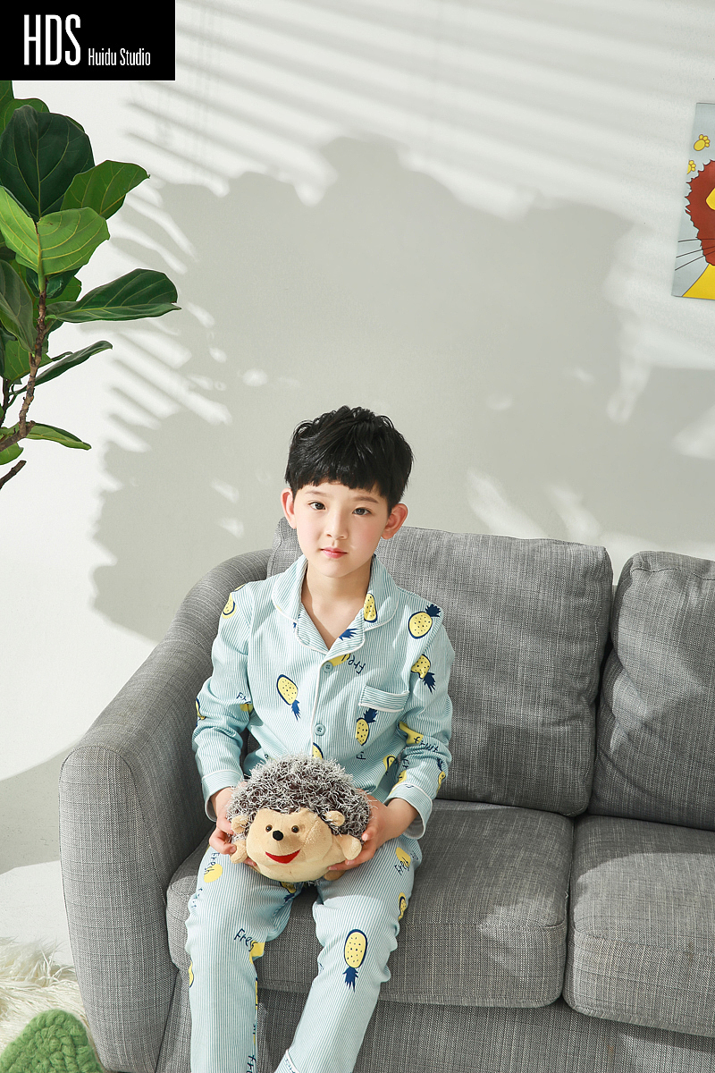 儿童小男孩童装模特家居服室内拍摄