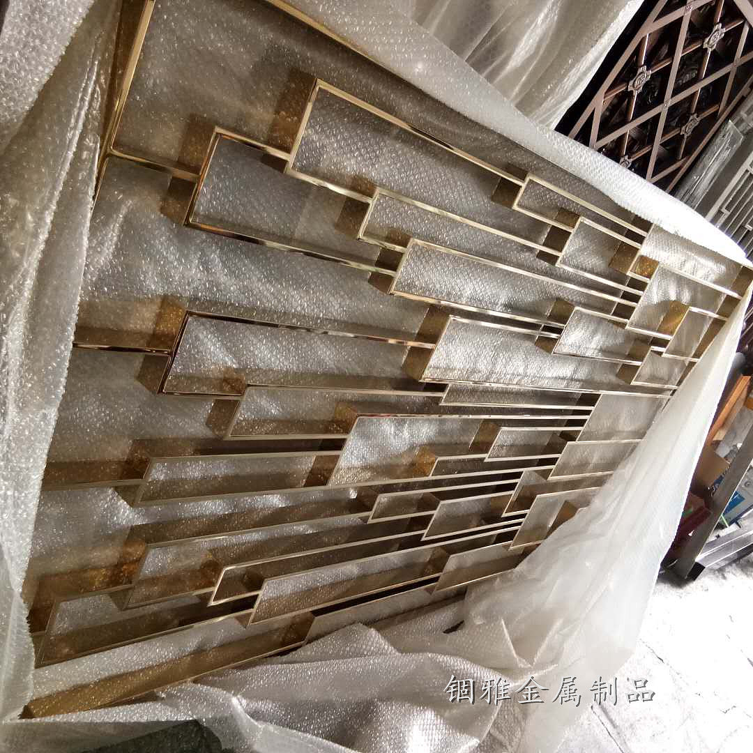 奢华大气的不锈钢镀金花格屏风