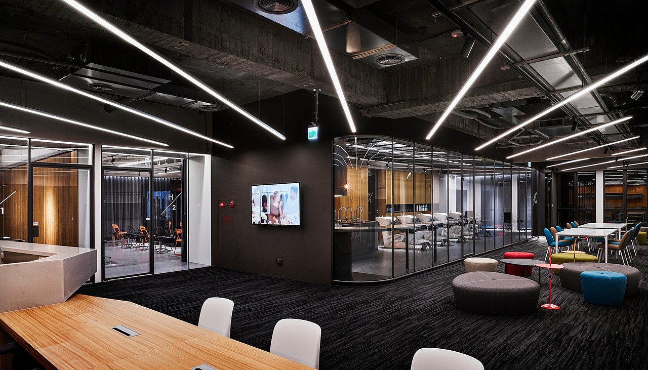 正规培训机构装修公司-高端时尚美发培训学校装修案例