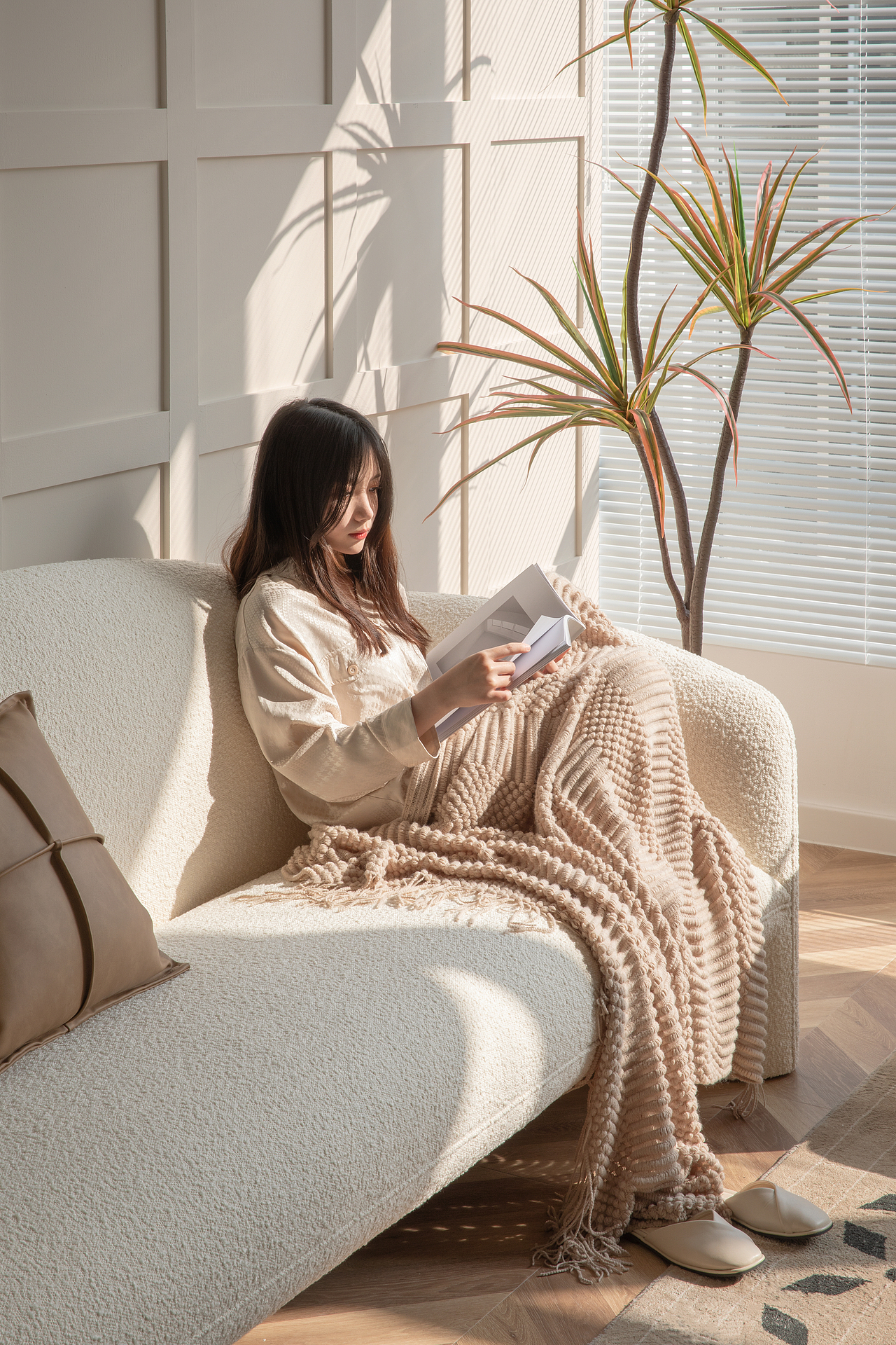 静物摄影｜#生野安室# 沙发·麦芬与Prado 🛋️（图ZMjg3ODM2ODY0） - 产品摄影 - 站酷设计师绘食集原创素材 - 站酷ZCOOL