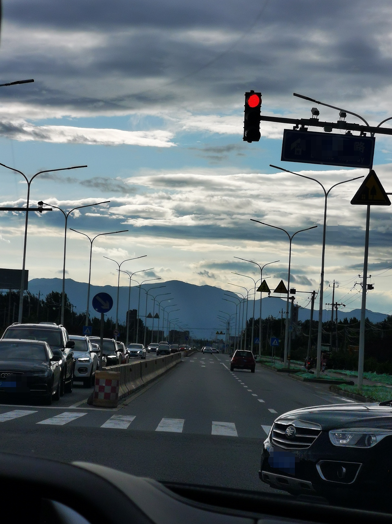 阴天傍晚车窗外