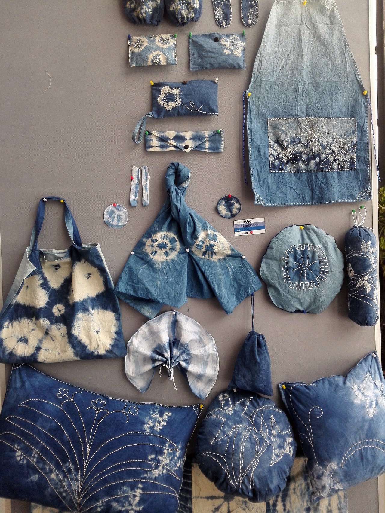 展示的手工扎染实物作品来自河南工程学院国际教育学院视觉传达设计