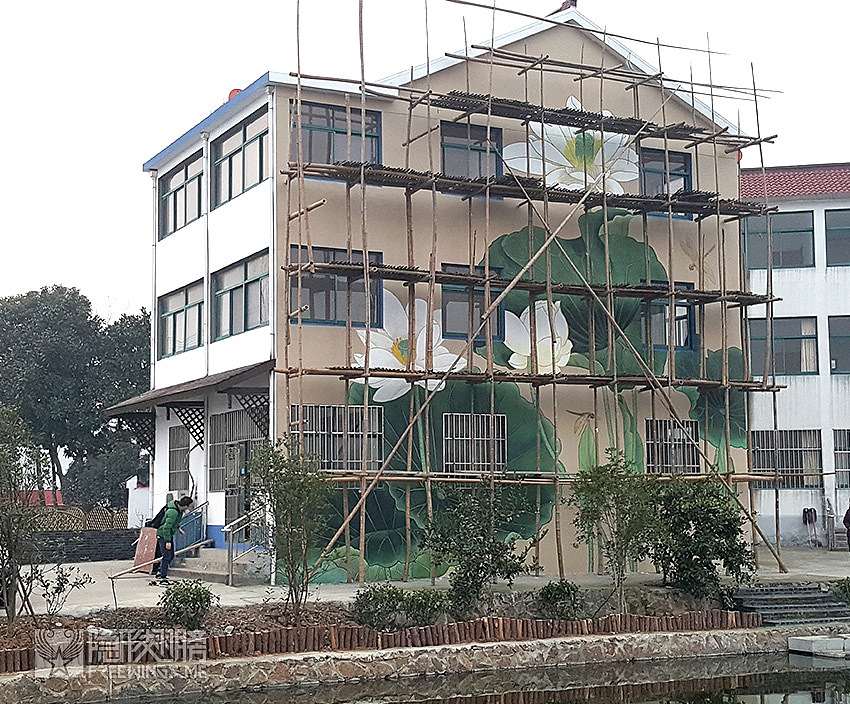 ▲ 房屋还是挺高的,画师绘画的时候需要爬上高高的脚手架。