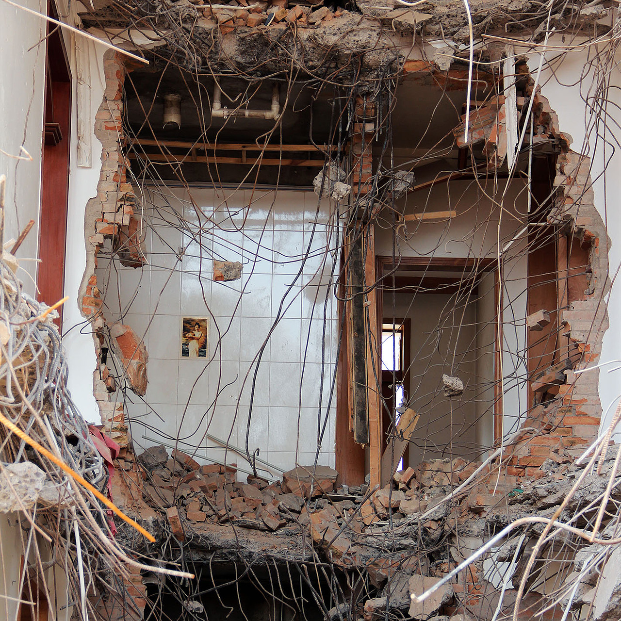 拆迁屋里的画（图ZMjAwOTk3NDQ=） - 人文/纪实摄影 - 站酷设计师DDR登瑞原创素材 - 站酷ZCOOL