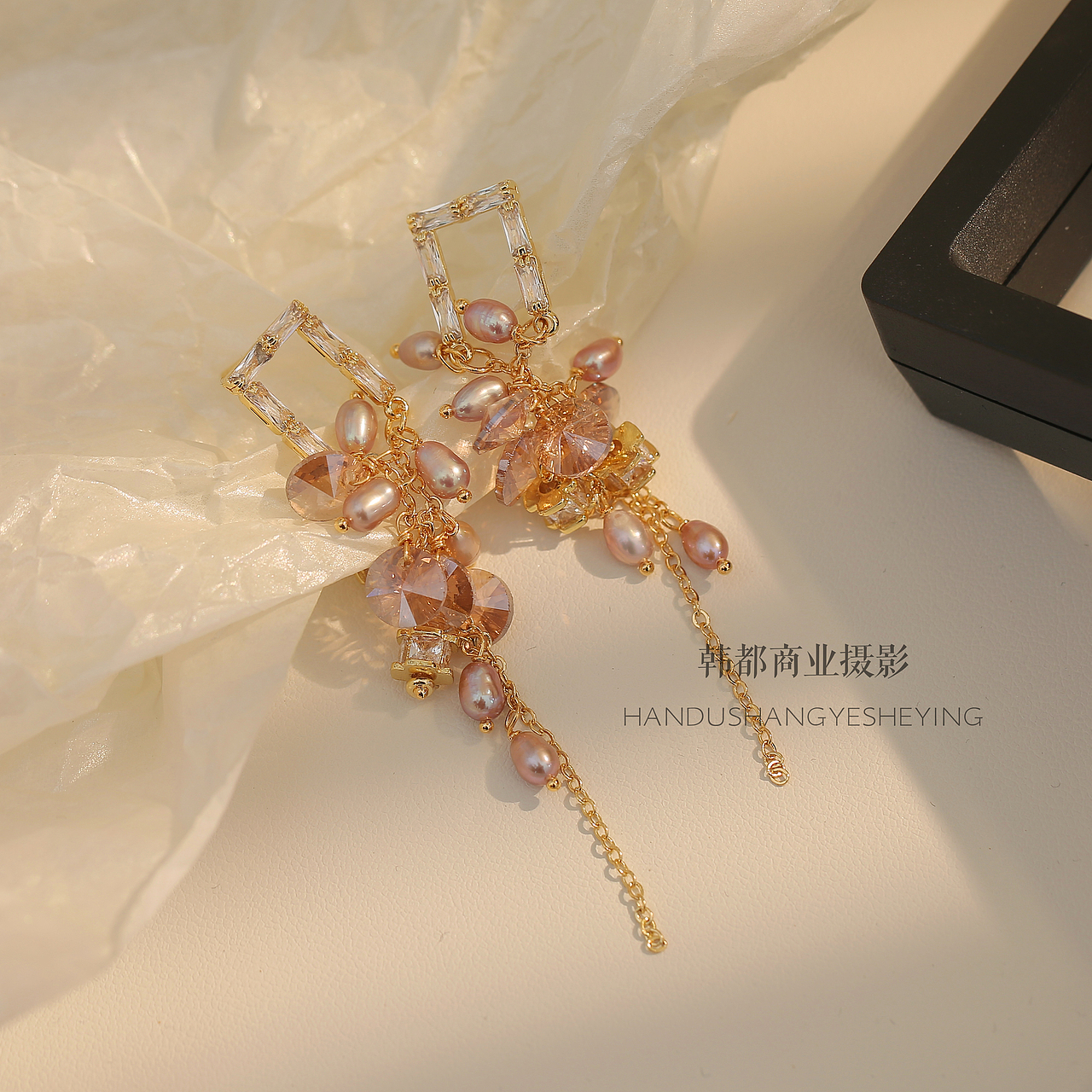 欧美风 轻奢珍珠饰品静物图暖色系拍摄（图ZMjg5MDY2NDM2） - 产品摄影 - 站酷设计师麦图商业摄影原创素材 - 站酷ZCOOL