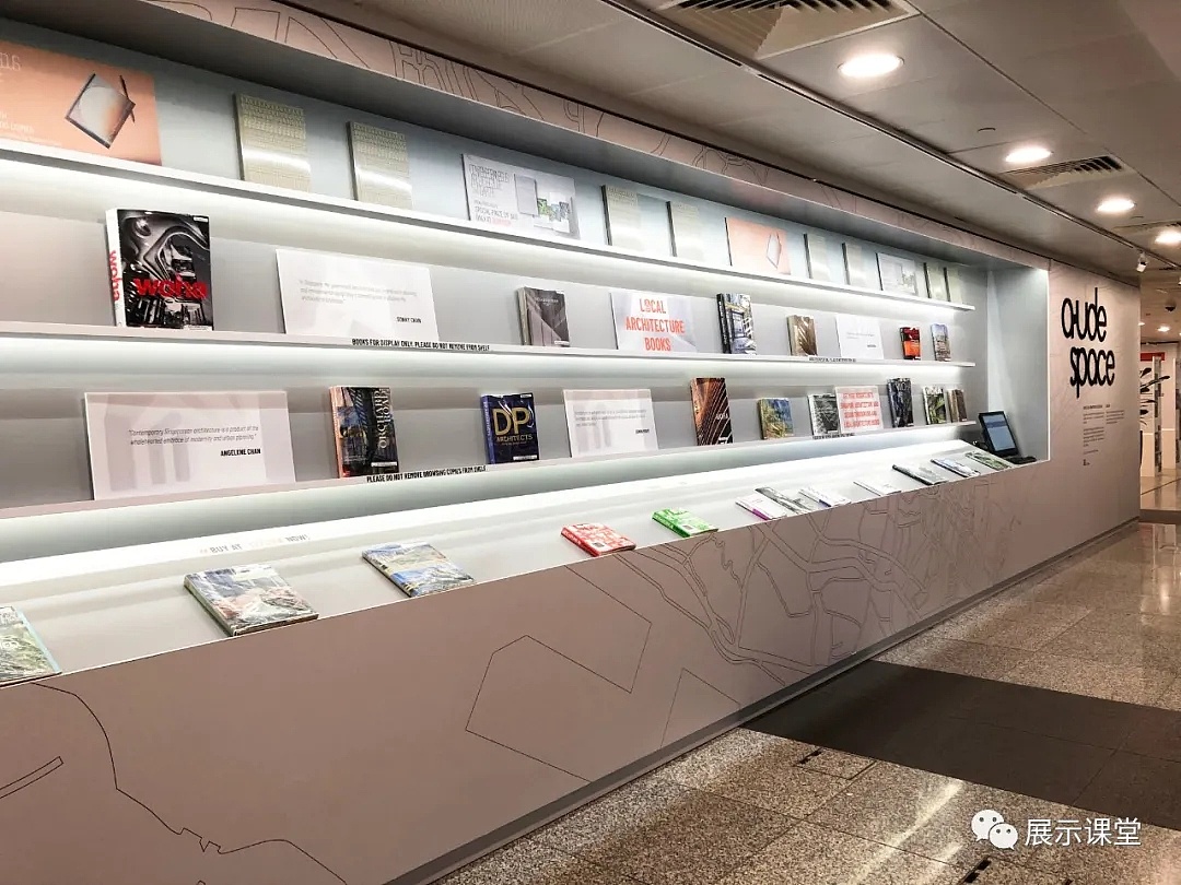 大厅一侧陈列着各类名著,展墙是以铝板烤漆制作,uv图形,整体质感比较