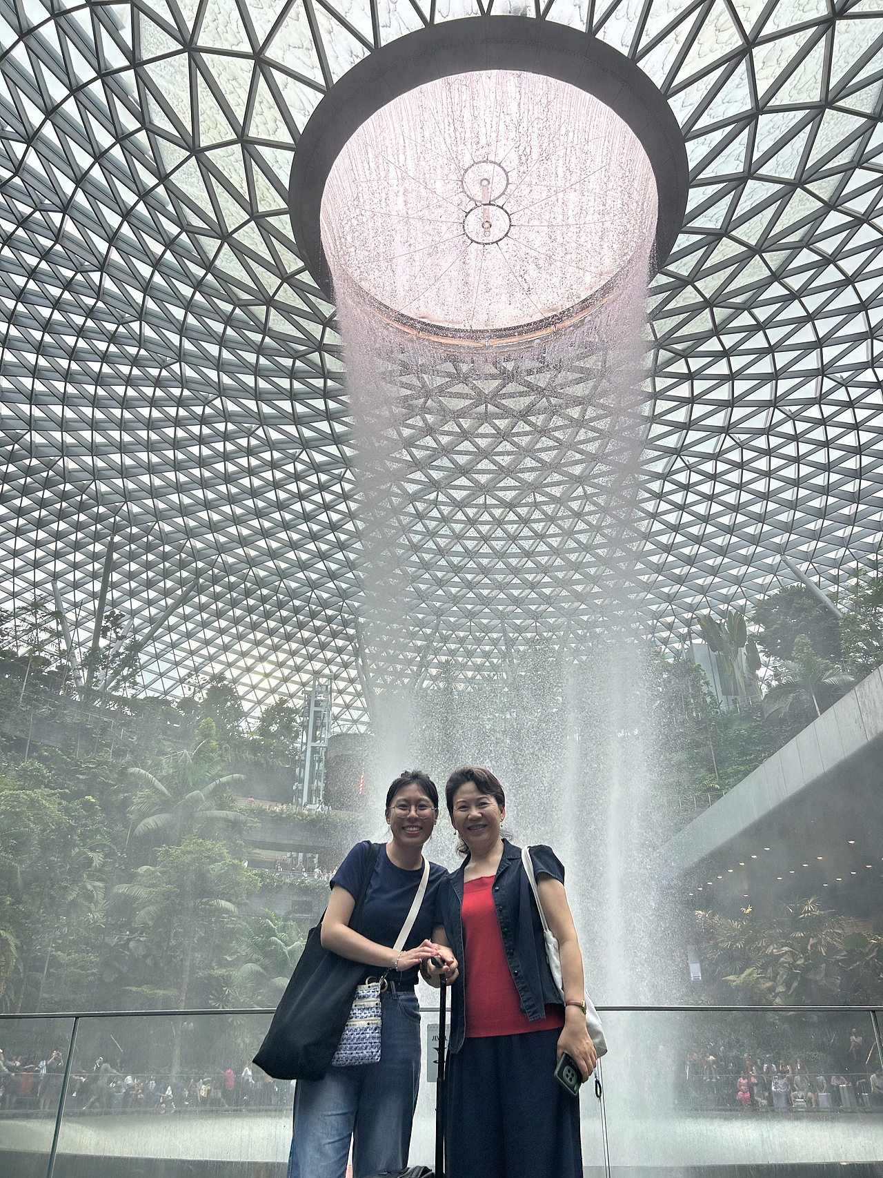 新加坡樟宜国际机场雨漩涡瀑布,瀑布高40米很壮观!