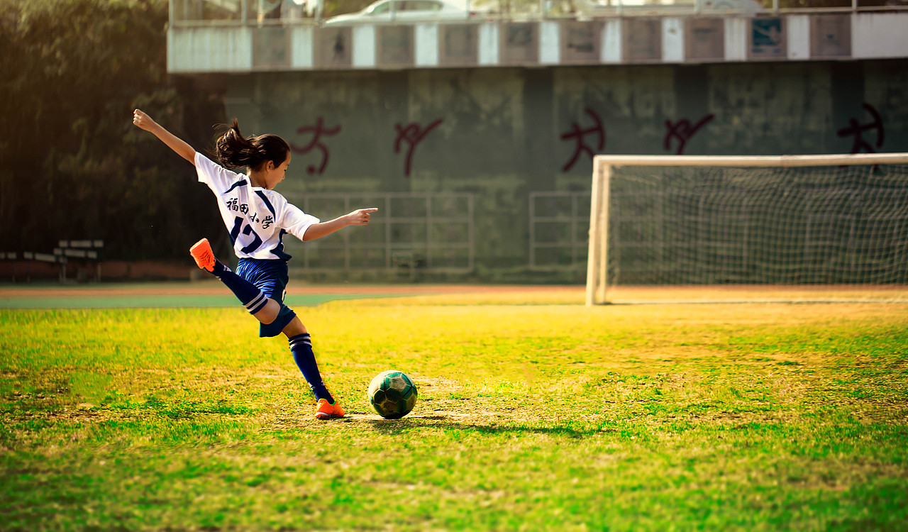 踢足球的女孩