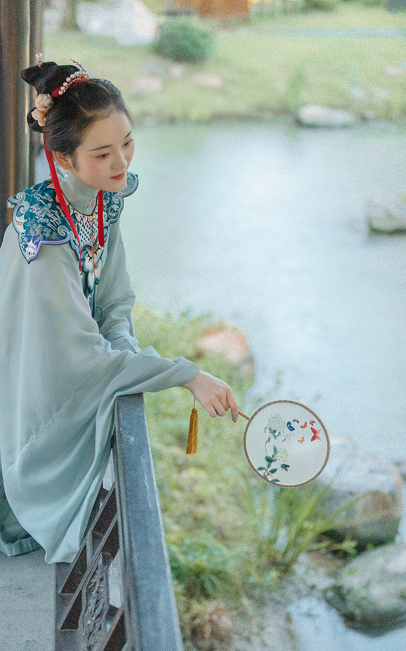 两位汉服小姐姐外拍