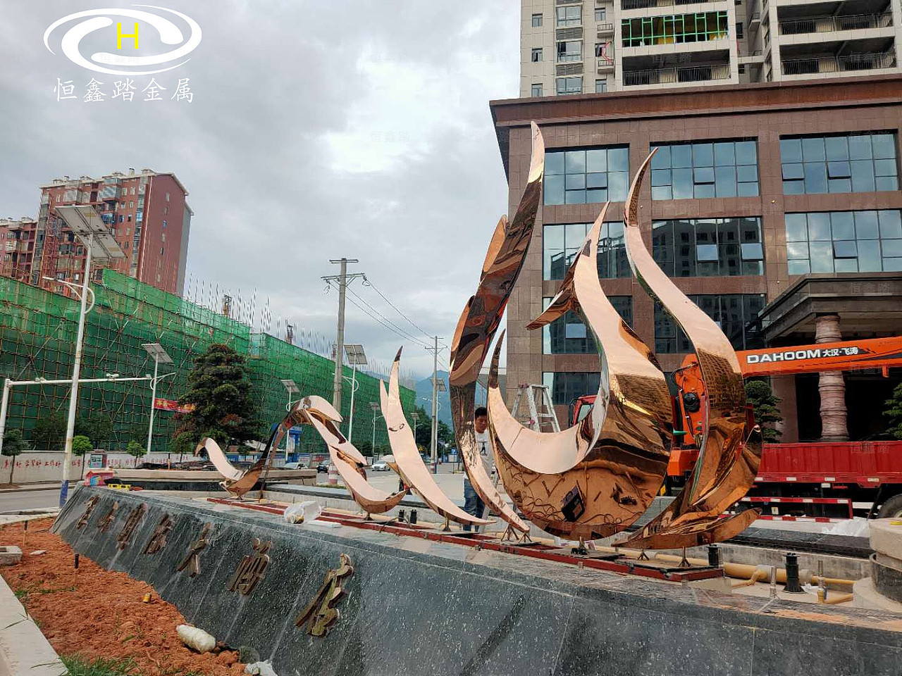  崀山国际大酒店门口的不锈钢雕塑 抽象凤凰镜面玫瑰金