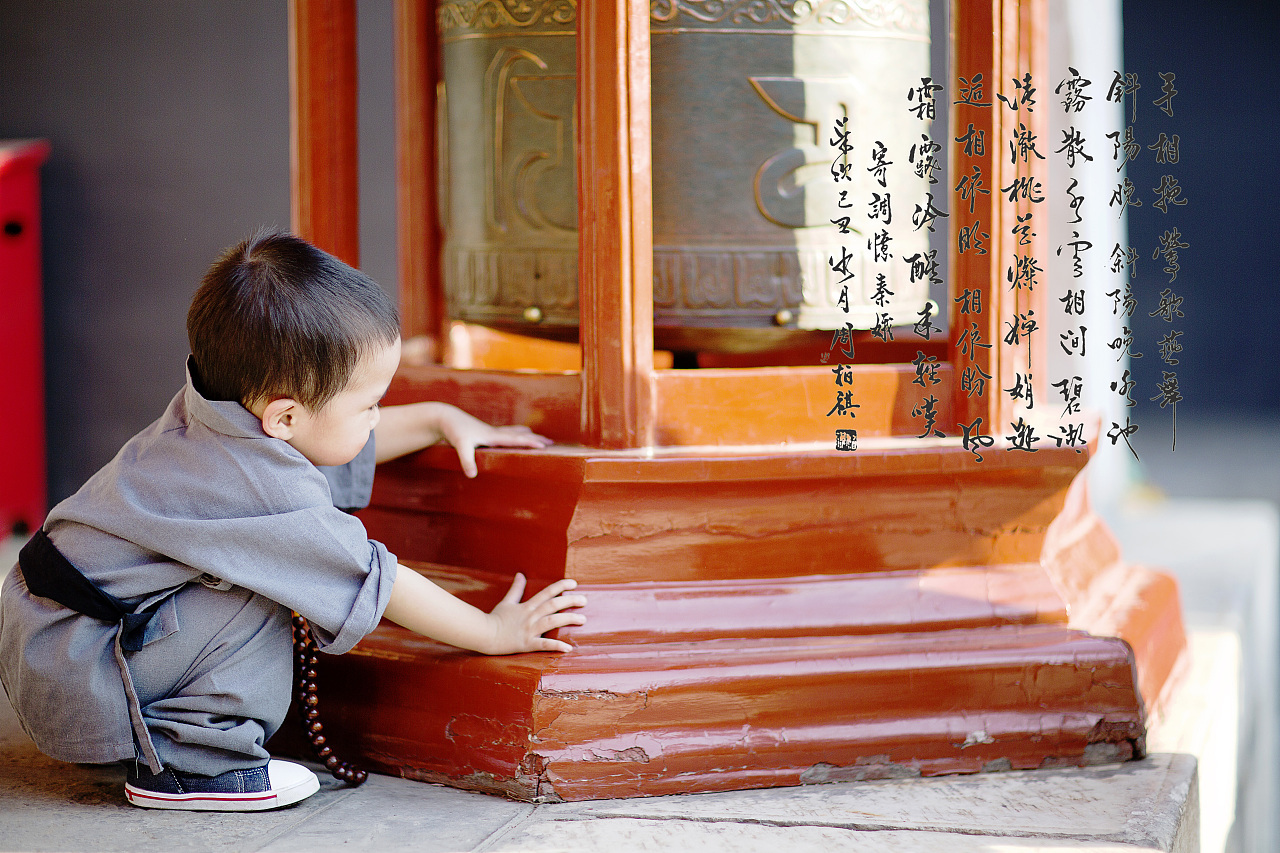 佛主殿前的小和尚