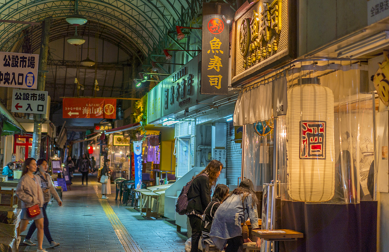 在市场的小巷子里吃寿司