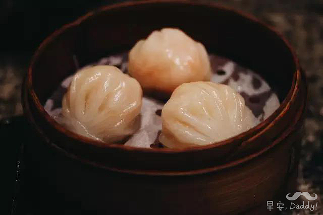 千层糕
淡淡甜味的千层糕,中间夹着红色绿色的蜜饯,吃起来其实比较像花卷的感觉。